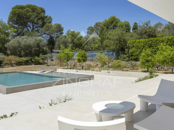 Vue d'une villa contemporaine avec piscine et jardin à Valbonne.