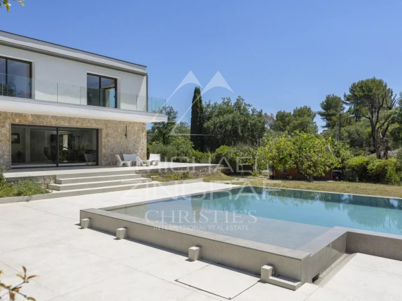 Villa contemporaine avec piscine dans un quartier résidentiel à Valbonne.