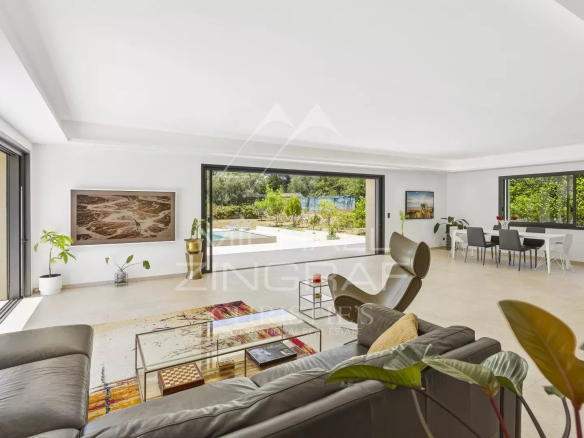 Intérieur d'une villa contemporaine à Valbonne avec salon, salle à manger et cuisine ouverte.