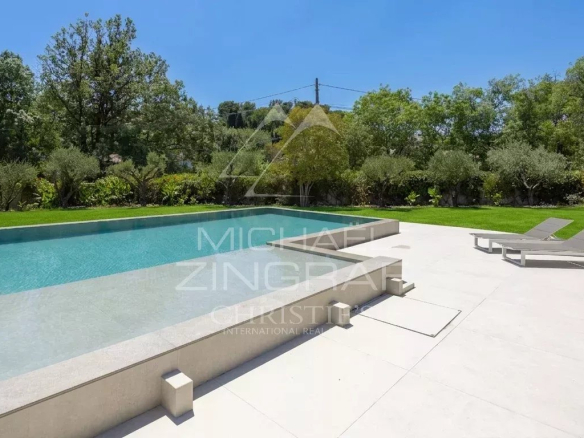 Villa contemporaine avec piscine et jardin à Valbonne, France.