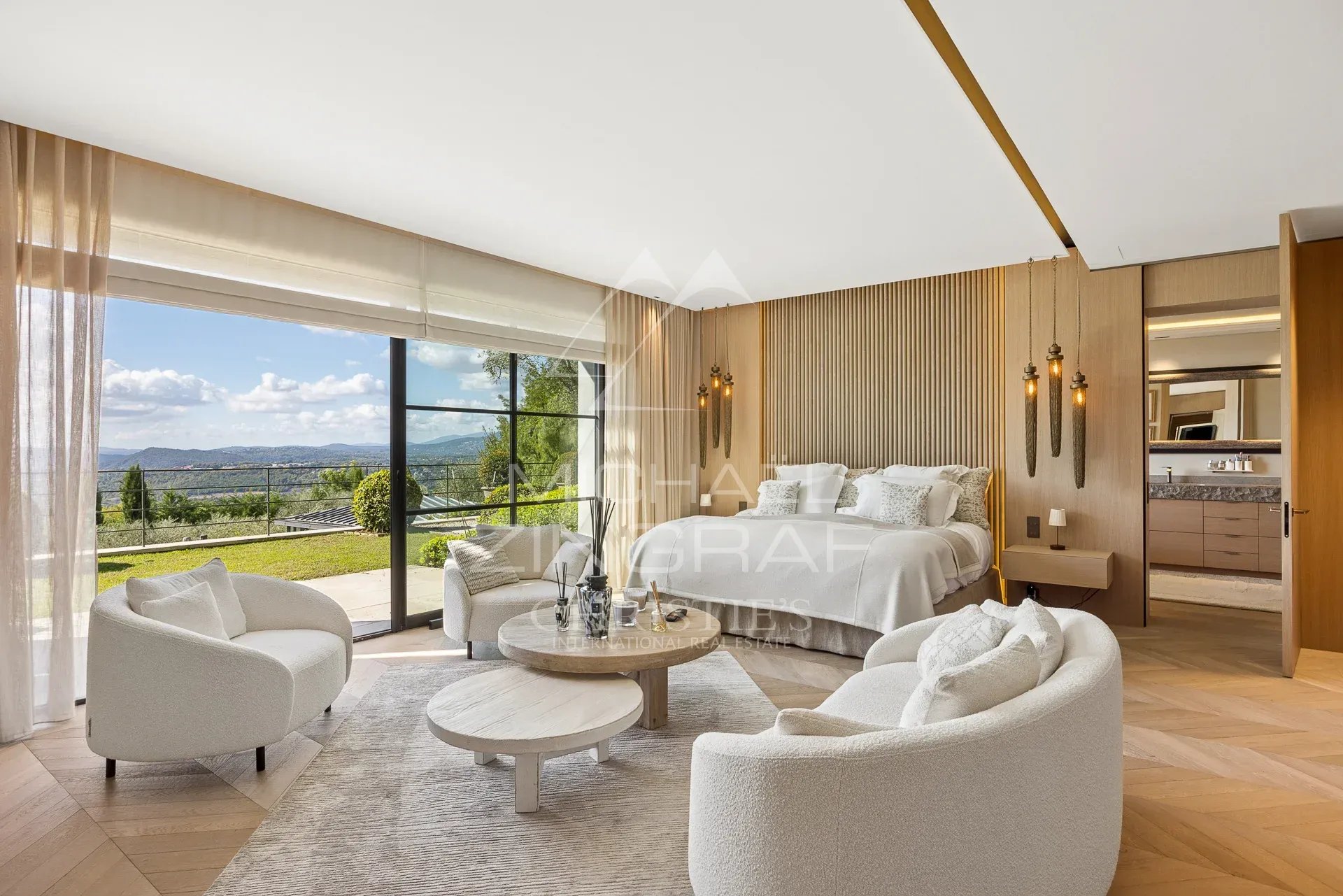 Chambre moderne avec vue panoramique Chambre moderne avec vue panoramique sur les collines et la baie, mobilier élégant, lumière naturelle.