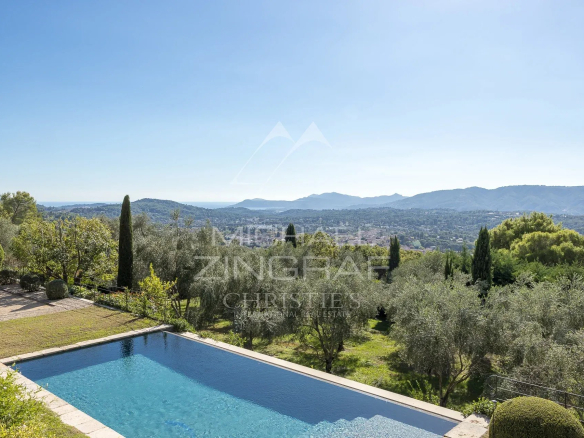 Vue panoramique sur les collines de l'Estérel et la baie de Théoule depuis une bastide moderne avec piscine.