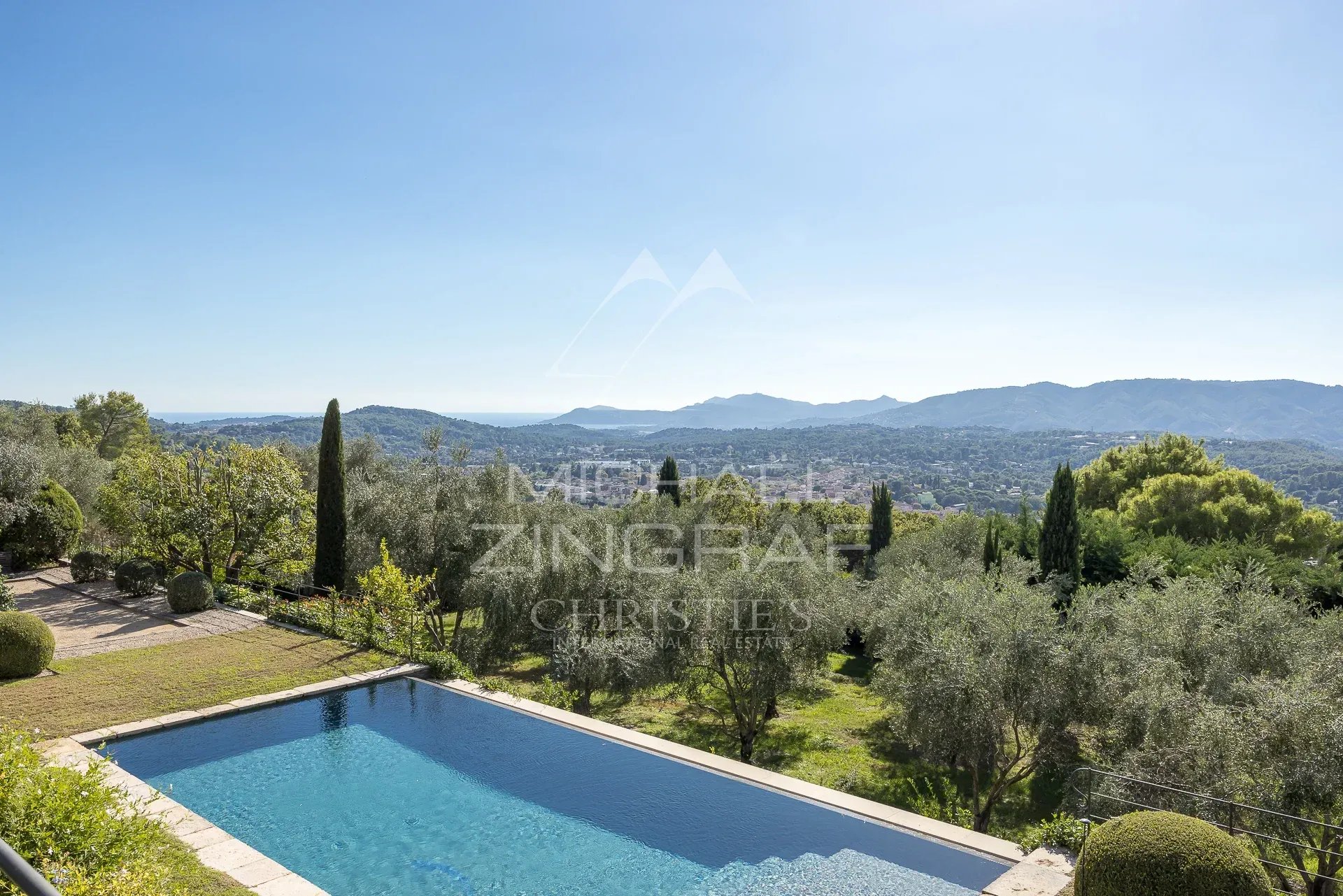 Bastide moderne avec vue panoramique Vue panoramique sur les collines de l'Estérel et la baie de Théoule depuis une bastide moderne avec piscine.