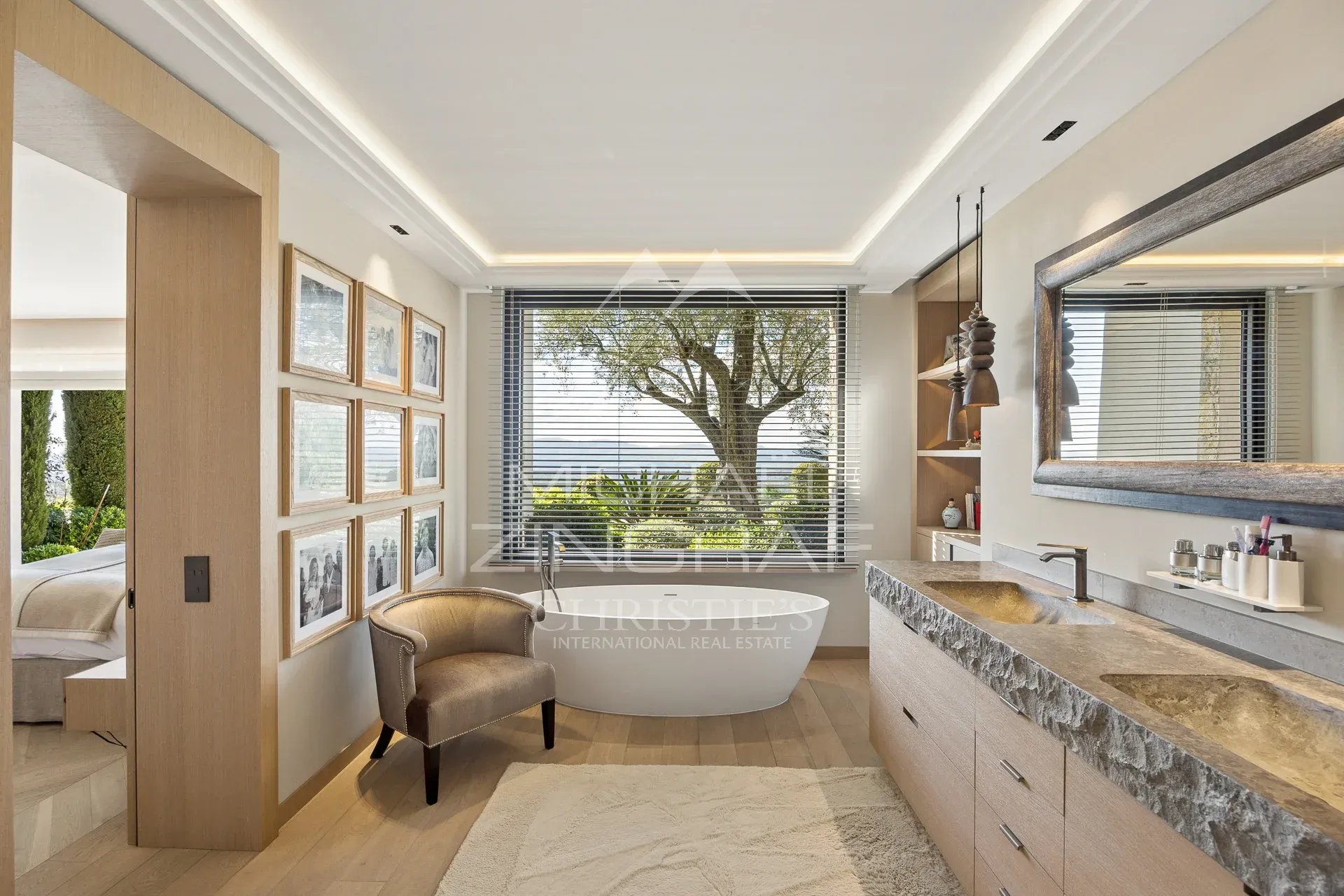Salle de bain élégante Salle de bain moderne avec baignoire et vue sur l'extérieur, éclairage naturel.