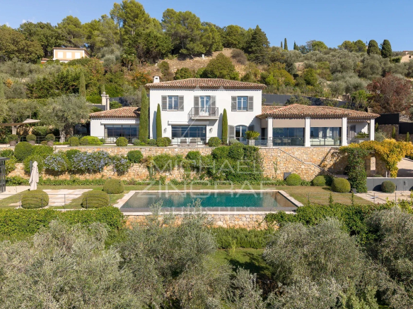 Bastide moderne avec piscine et jardin, vue panoramique sur les collines et la baie de Théoule.