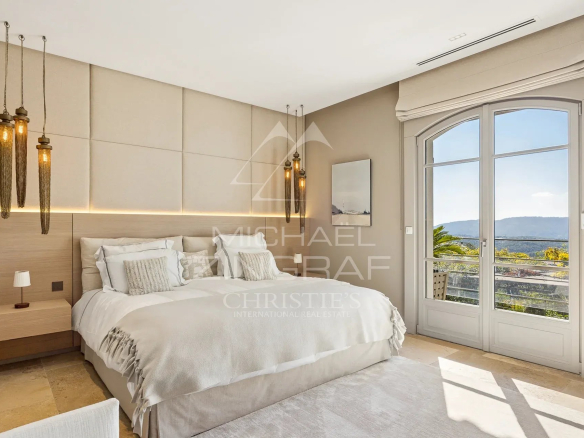 Chambre moderne avec vue sur les collines, décoration élégante et lumière naturelle
