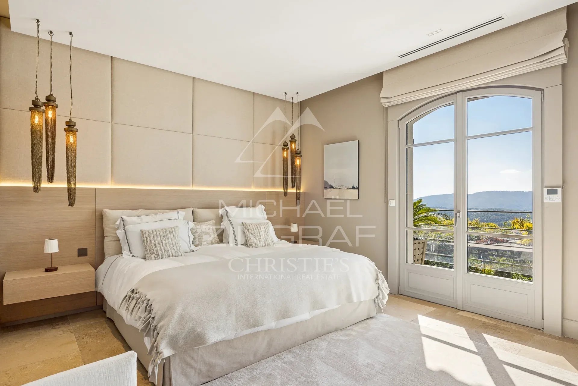 Chambre d’une bastide moderne Chambre moderne avec vue sur les collines, décoration élégante et lumière naturelle