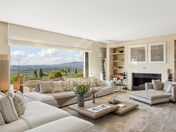 Intérieur d'une bastide moderne avec vue panoramique sur les collines et la baie de Théoule.