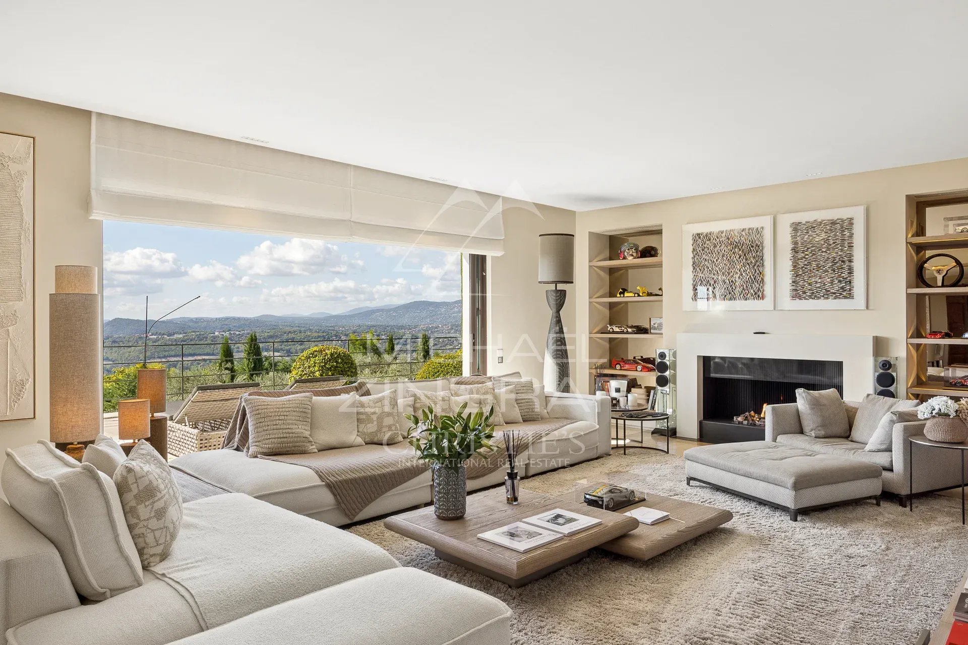 Bastide moderne avec vue panoramique Intérieur d'une bastide moderne avec vue panoramique sur les collines et la baie de Théoule.