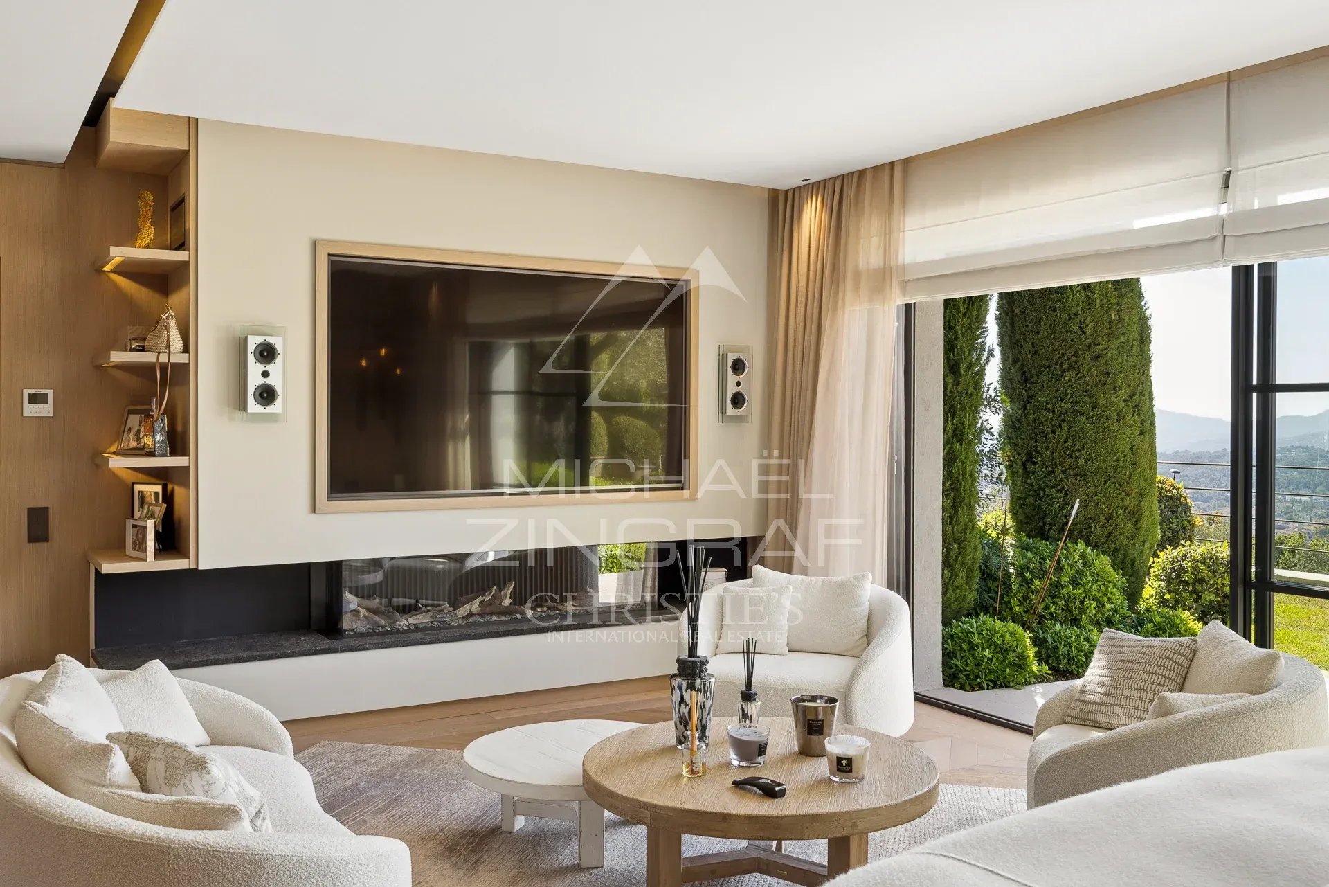 Salon d’une bastide moderne Intérieur d'une bastide moderne avec un salon lumineux et vue sur les collines.