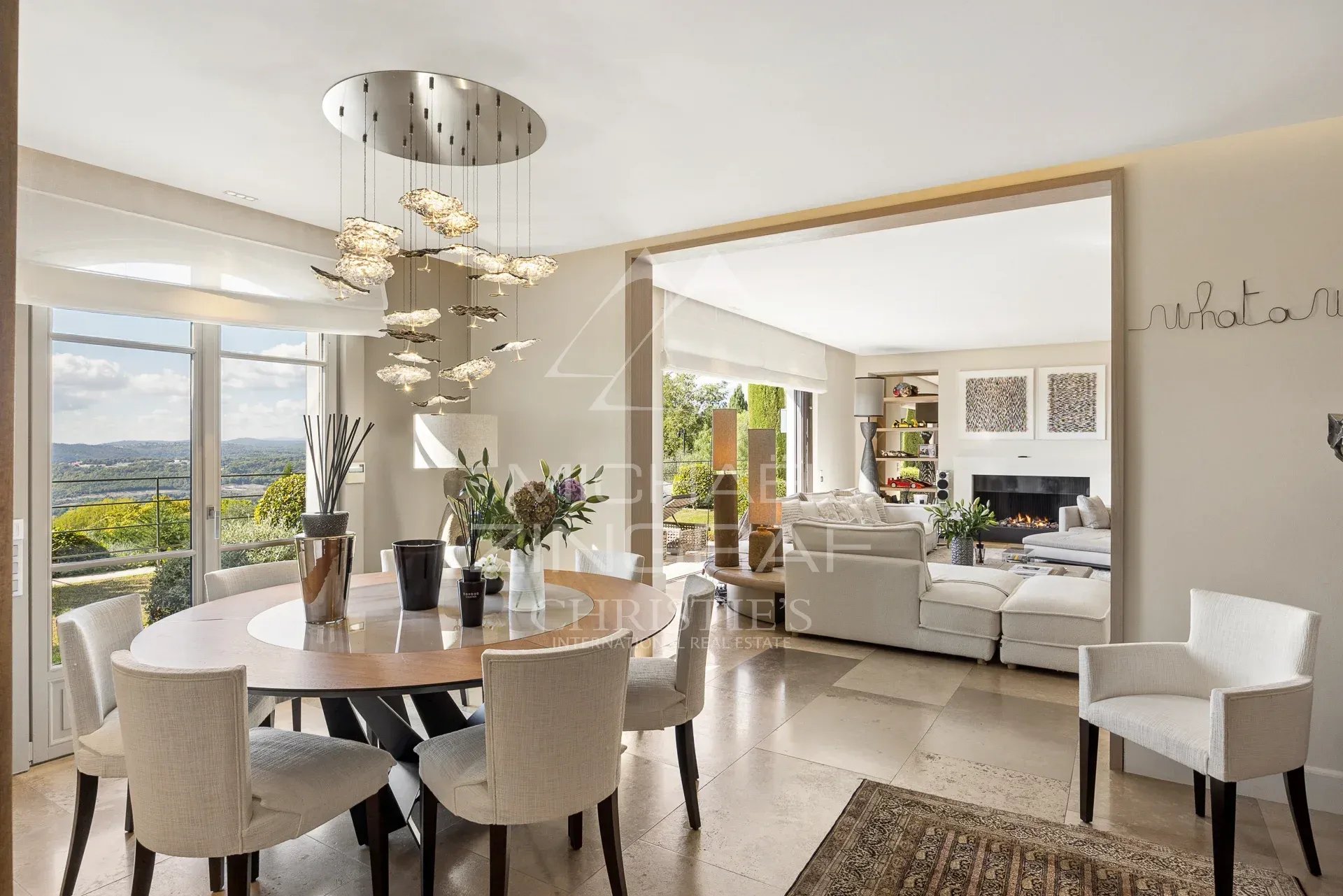 Intérieur d’une bastide moderne à Mouans-Sartoux Intérieur d'une bastide moderne avec vue panoramique, table à manger et salon lumineux.