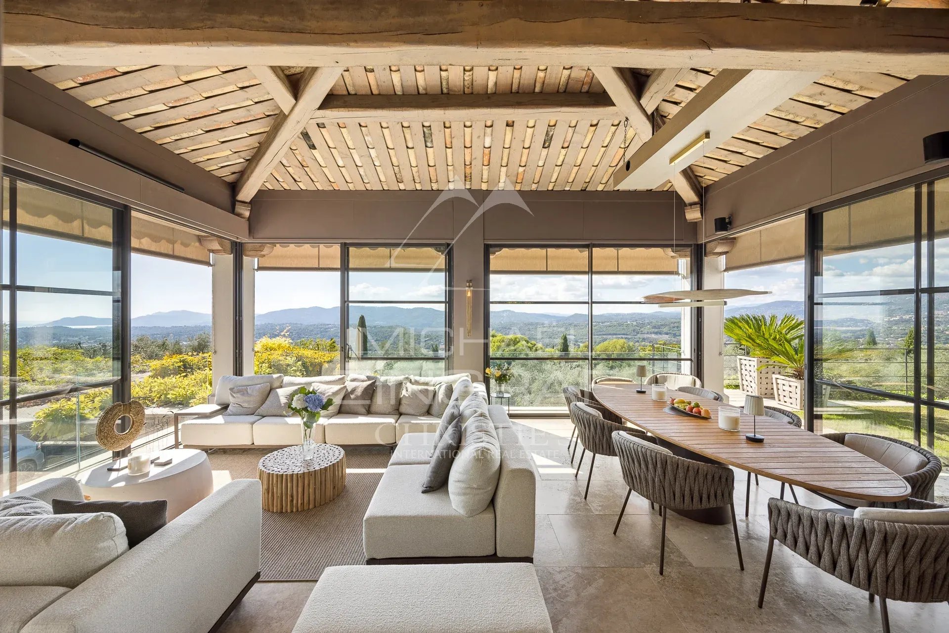 Bastide moderne avec vue exceptionnelle Intérieur d'une bastide moderne avec vue panoramique sur les collines et la baie.