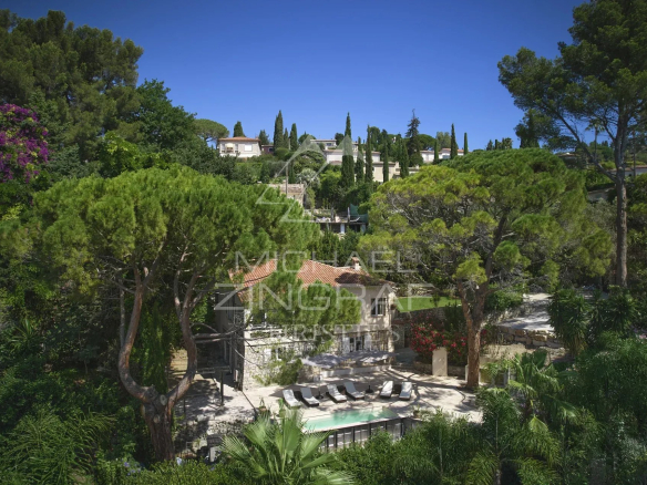 Villa provençale avec piscine entourée de verdure à Mougins