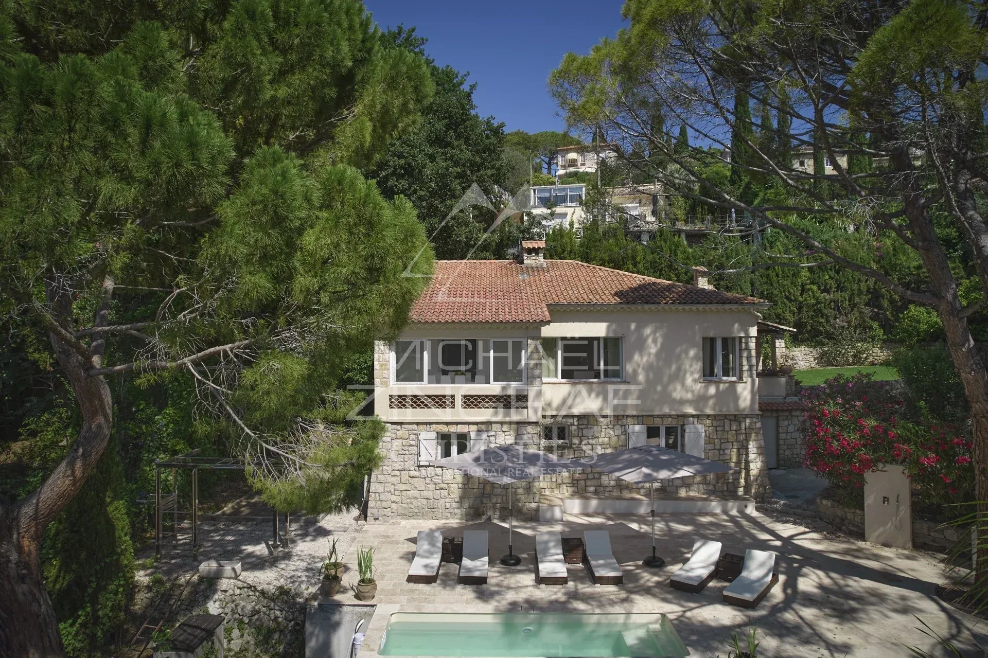 Villa provençale à Mougins Villa de style provençal avec piscine et terrasse à Mougins, entourée d'arbres.