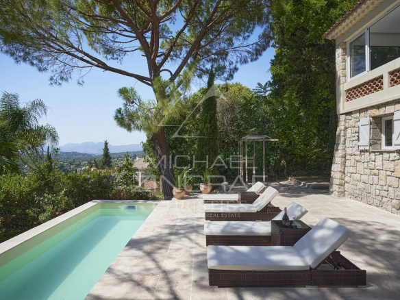 Villa provençale avec piscine et transats, vue sur la mer à Mougins.