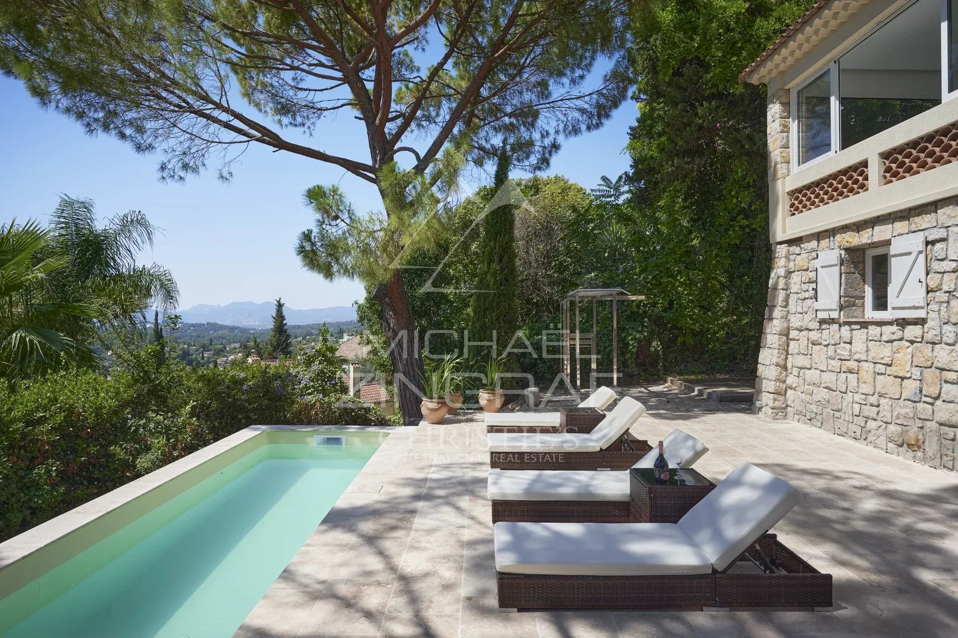 Villa à Mougins avec piscine Villa provençale avec piscine et transats, vue sur la mer à Mougins.