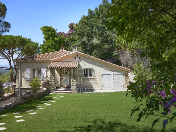 Villa provençale rénovée avec jardin, située à Mougins, proche des commerces et du vieux village.
