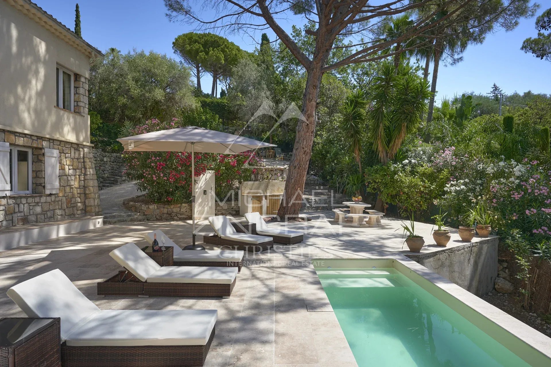 Villa à Mougins avec piscine Villa provençale avec piscine et transats dans un jardin verdoyant à Mougins.