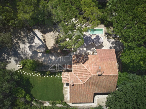Vue aérienne d'une villa provençale avec piscine et jardin à Mougins.