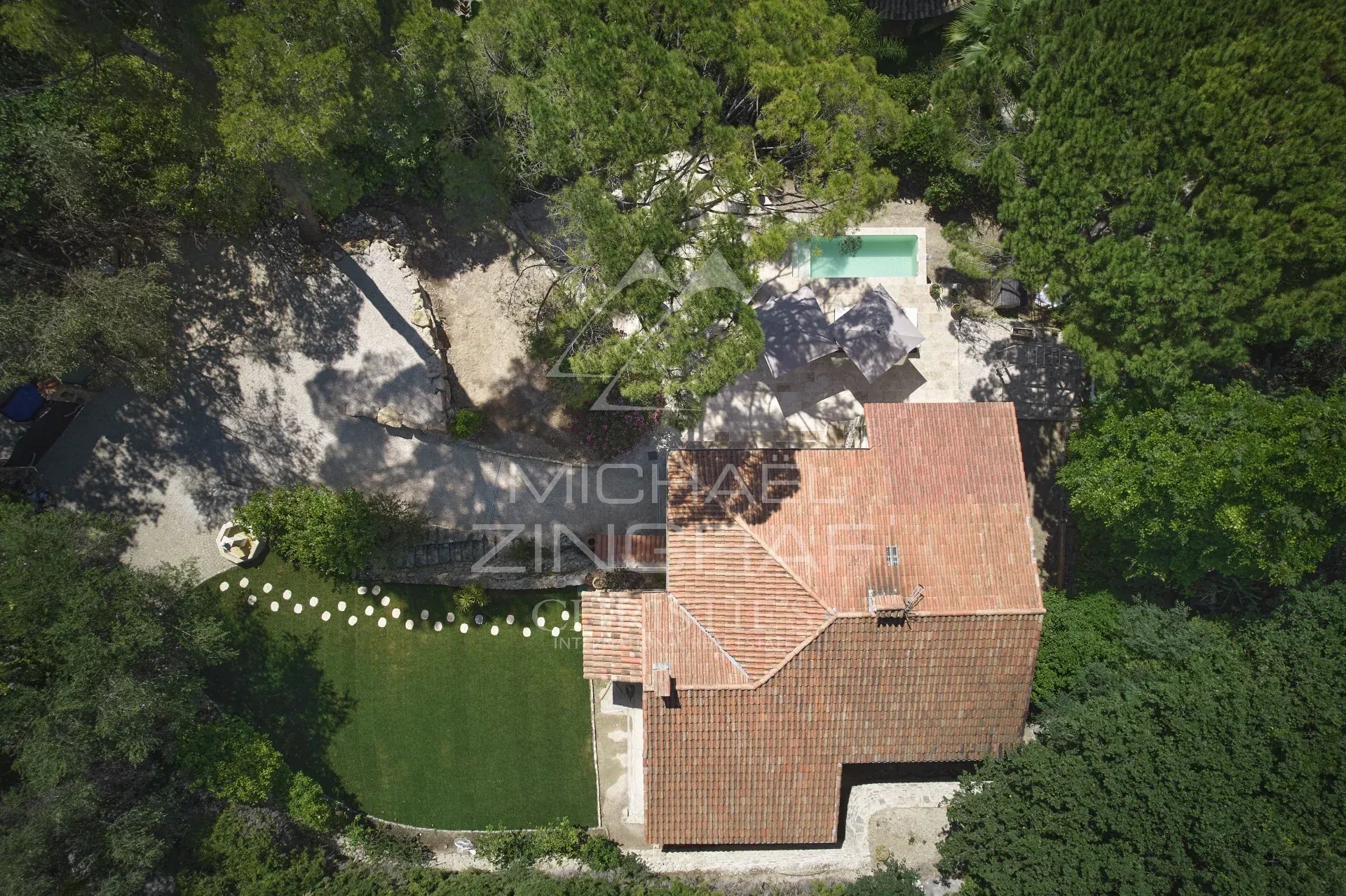 Villa provençale à Mougins Vue aérienne d'une villa provençale avec piscine et jardin à Mougins.