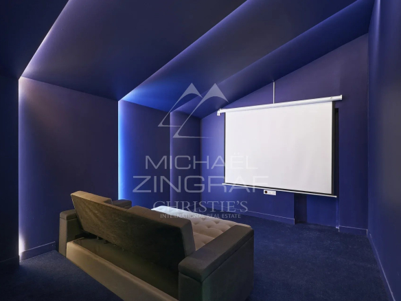 Salle de cinéma privée avec écran et canapé dans une villa à Mougins