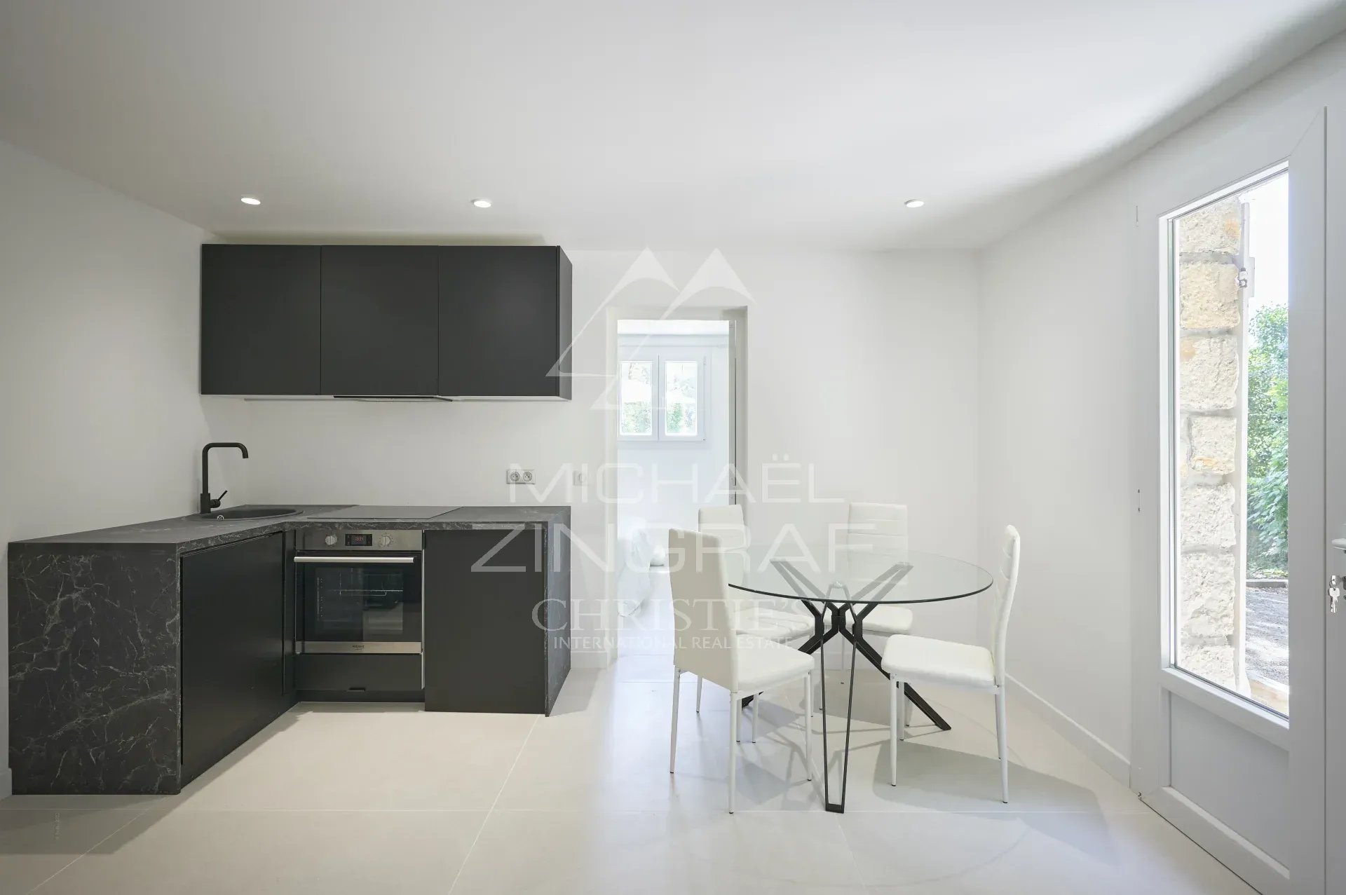 Cuisine de villa à Mougins Cuisine moderne dans une villa rénovée à Mougins, avec table et chaises.