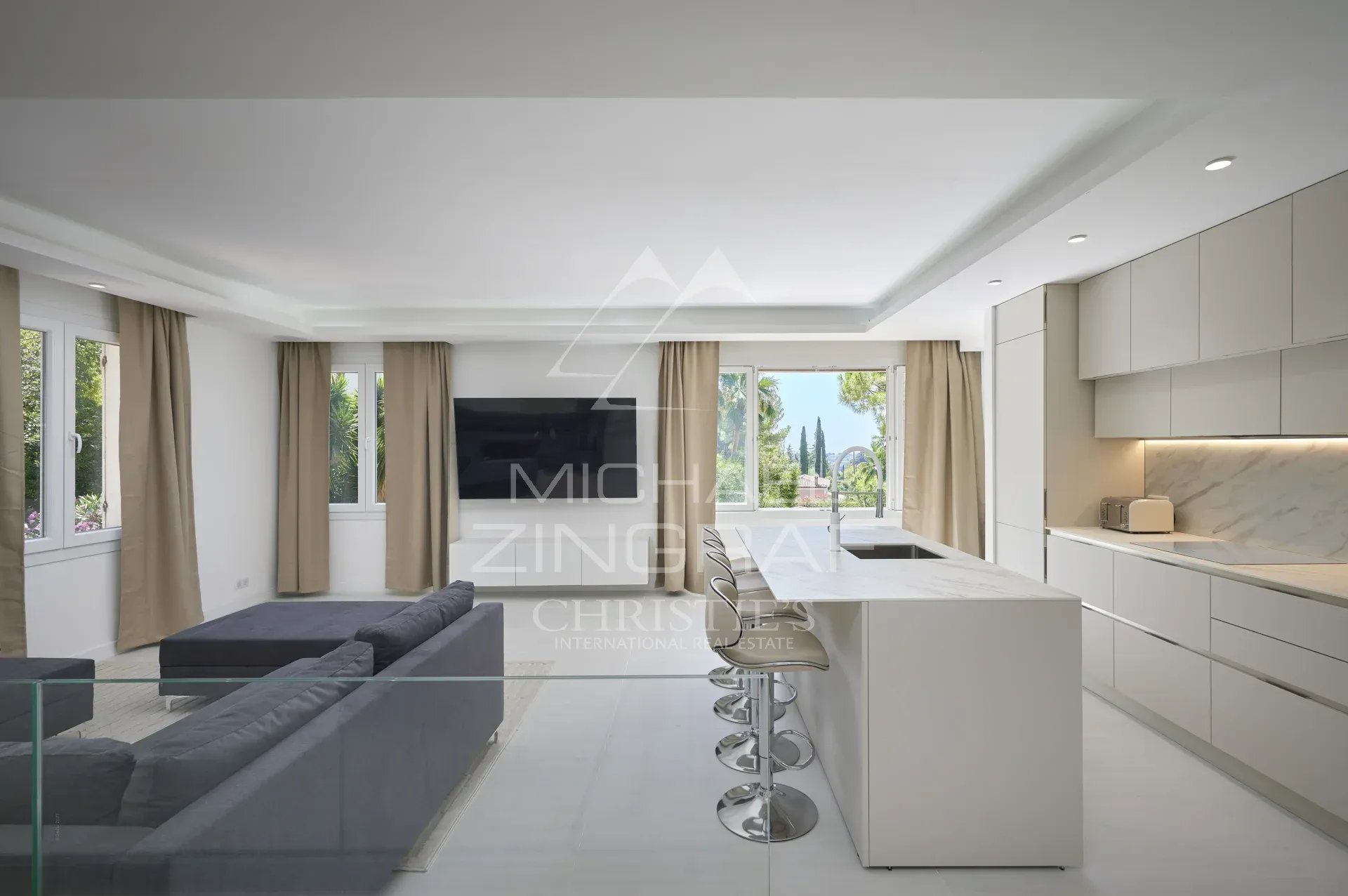 Intérieur d’une villa à Mougins Intérieur moderne d'une villa à Mougins avec salon et cuisine ouverte.