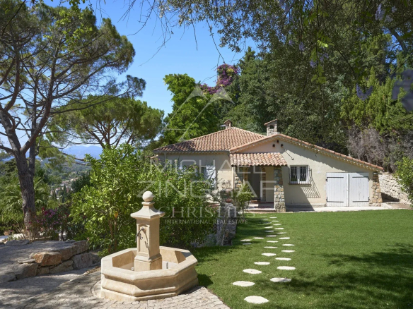 Villa provençale rénovée avec jardin et fontaine à Mougins.