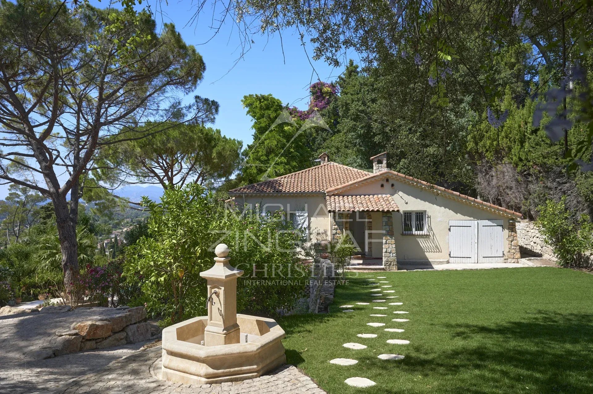 Villa à Mougins Villa provençale rénovée avec jardin et fontaine à Mougins.