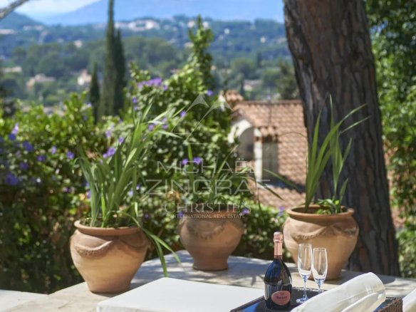 Terrasse d'une villa à Mougins avec vue sur la mer et des plantes en pot.