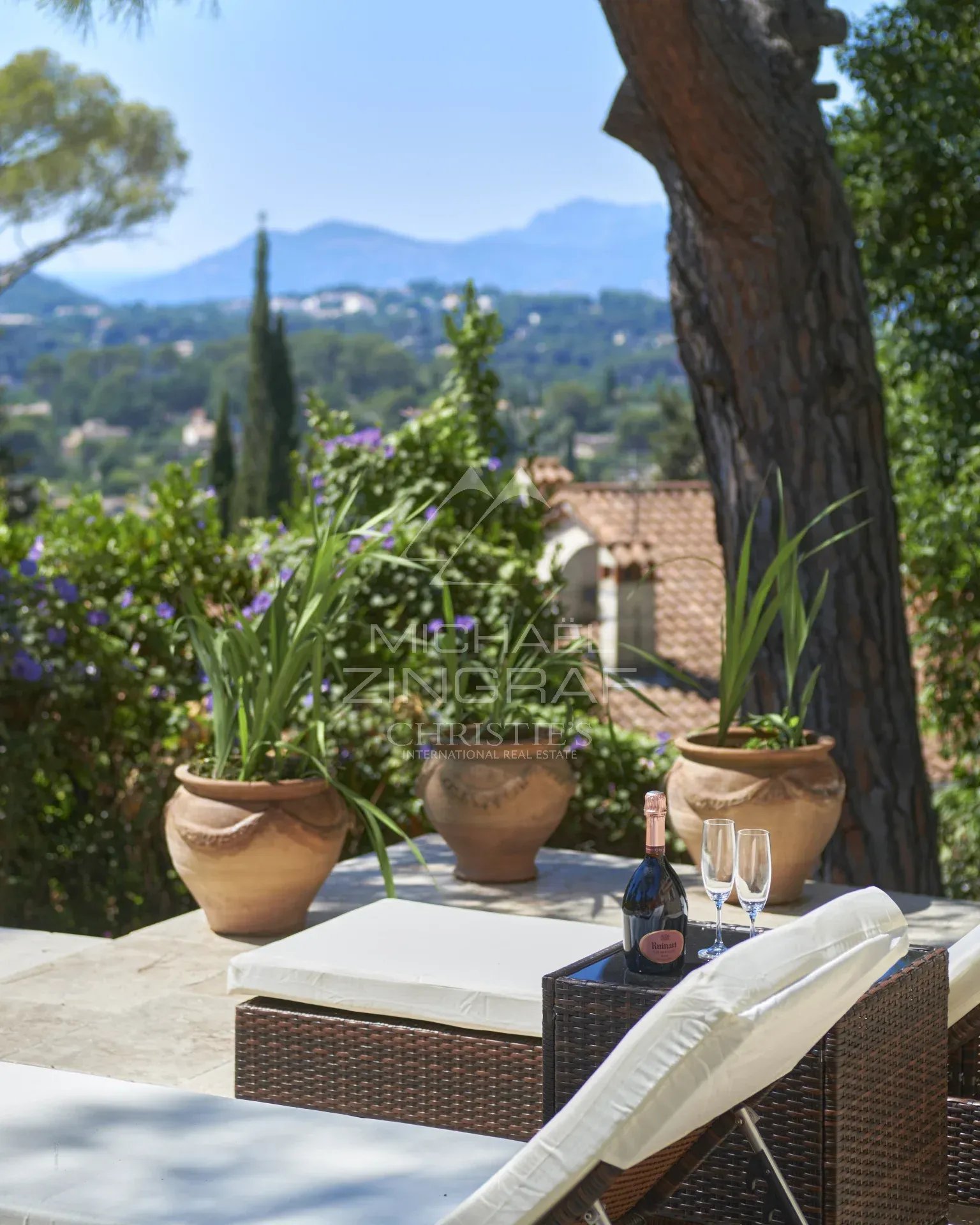 Villa à Mougins avec vue Terrasse d'une villa à Mougins avec vue sur la mer et des plantes en pot.