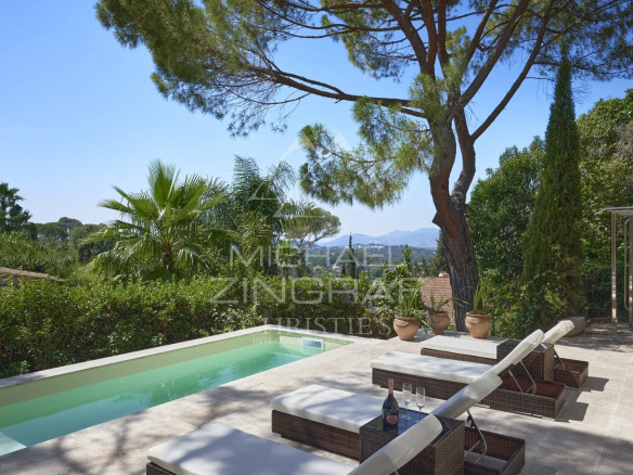 Vue d'une villa avec piscine et transats, entourée de verdure à Mougins.