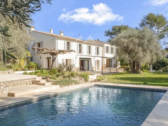 Une villa d’exception de 430 m² , nichée sur un vaste terrain de 11 089 m².