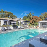 Mougins - Villa in private domain