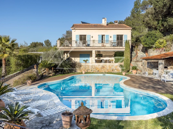 Agréable villa rénovée à proximité du village de Valbonne