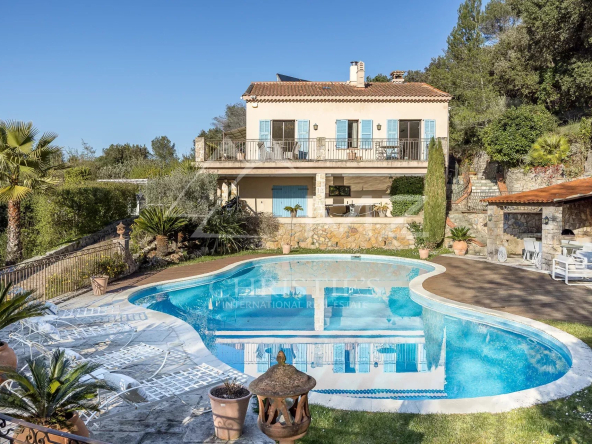 Pleasant renovated villa near the village of Valbonne