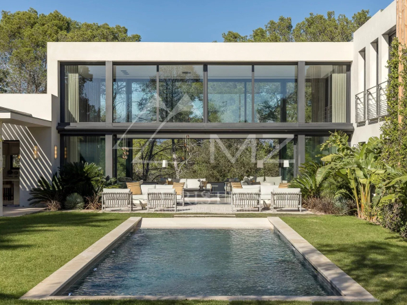 New contemporary villa in a closed domain