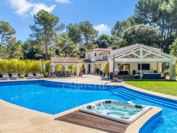 Mougins – Beautiful family villa in a closed and secure domain