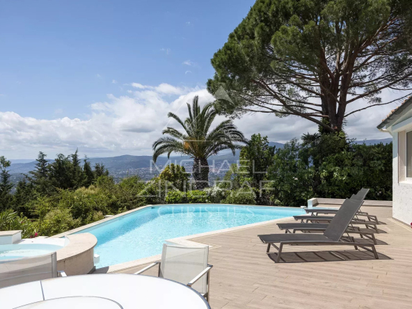 Proche Mougins – Spendide villa dans domaine fermé