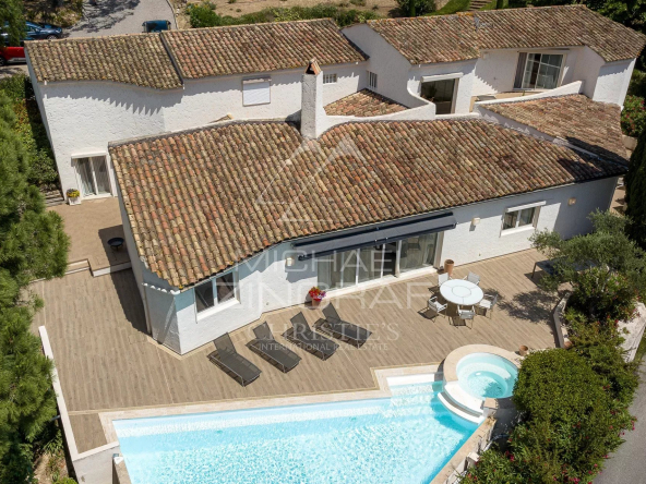 Proche Mougins – Spendide villa dans domaine fermé