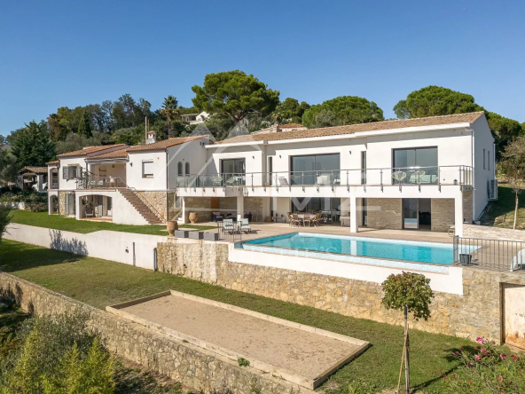 Villa contemporaine avec vue panoramique sur les collines et la mer