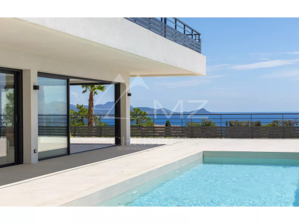 Villa contemporaine d’exception avec vue panoramique sur la mer et le Massif de l’Estérel Un bien rare où l’élégance rencontre la nature.