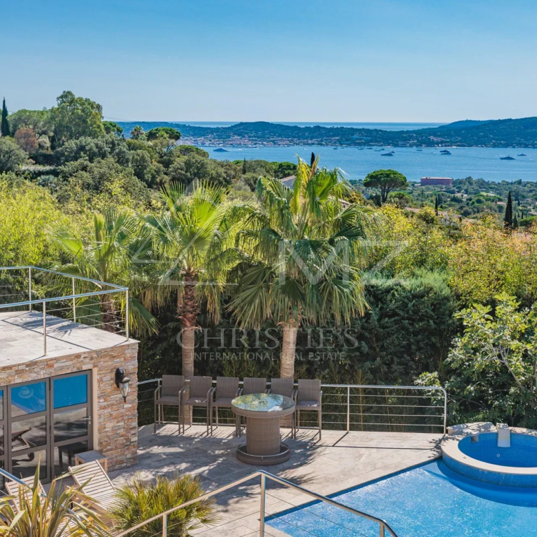 GREAT POTENTIAL – VILLA TO RENOVATE – SEMAPHORE