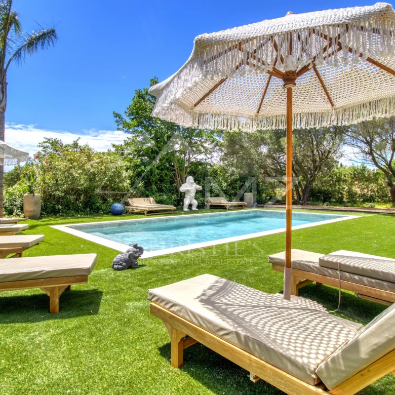 Propriété de prestige face à la mer, à pied de la plage