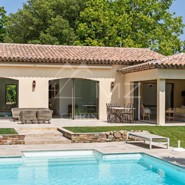 Propriété de prestige face à la mer, à pied de la plage