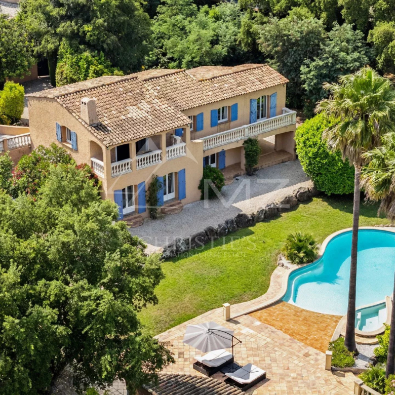 Saint-Tropez – Luxury villa in a verdant setting