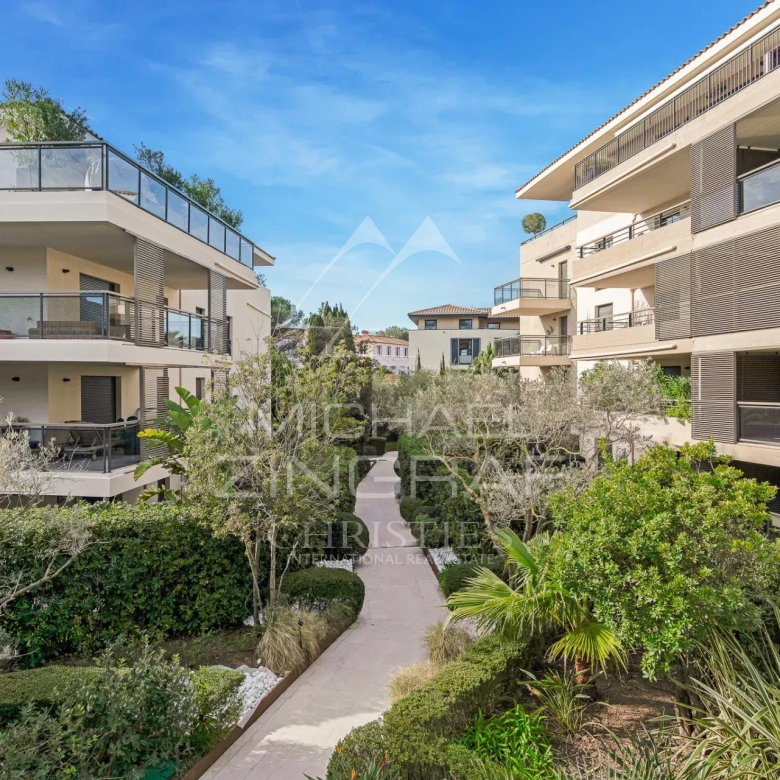 Villa de charme avec façade en pierre et vue panoramique