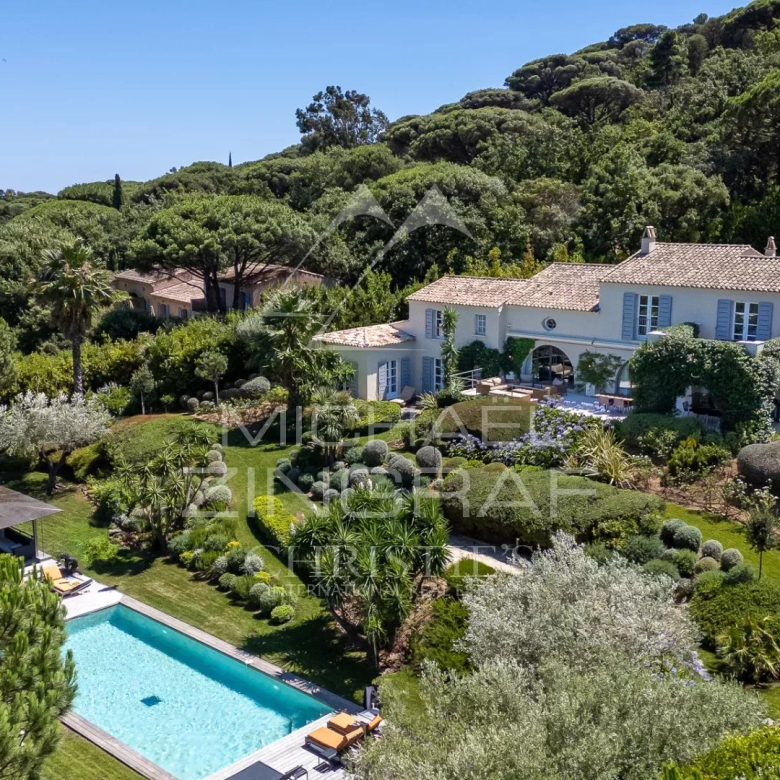 CHARACTERFUL VILLA – VIEW OF GRIMAUD CASTLE