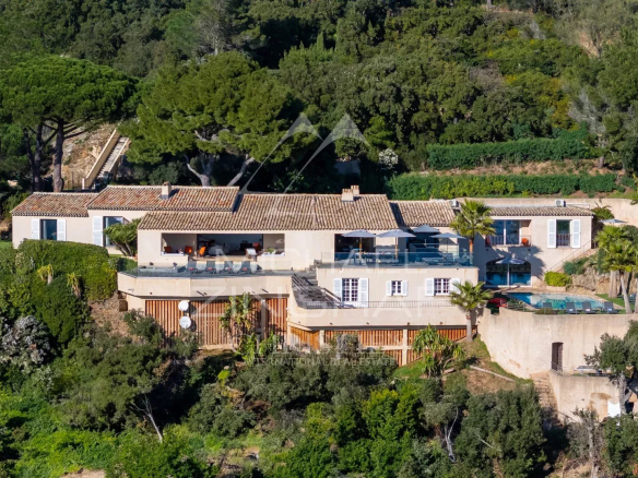 Exceptionnel : sublime et authentique villa de caractère offrant la plus belle vue du Golfe de Saint-Tropez