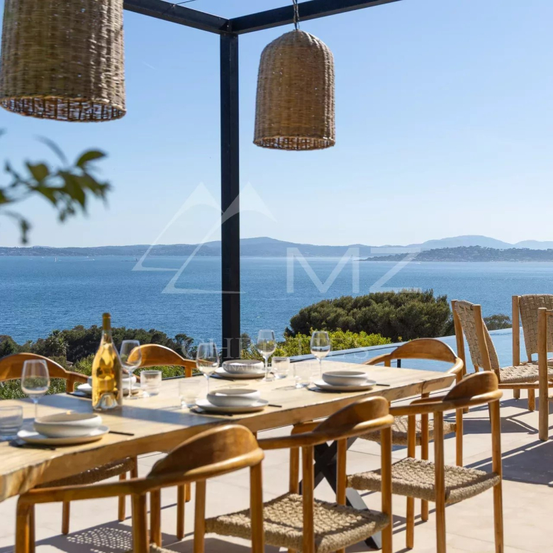 Vue mer panoramique et élégance contemporaine aux Issambres